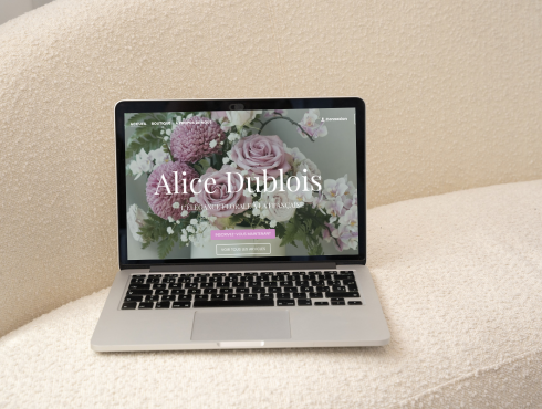 Ordinateur affichant un site internet de fleuriste créé par Design by Nia