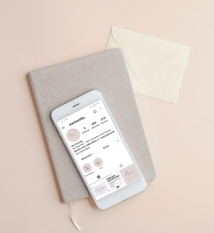 Téléphone affichant le profil Instagram d'une marque de cosmétique.